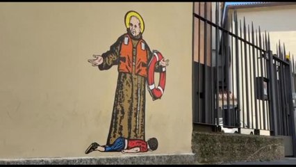 Papa Francesco col salvagente in mano in un nuovo murales a Milano