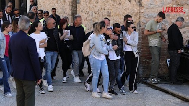 Monreale, ai funerali delle tre vittime applausi all'arrivo delle bare