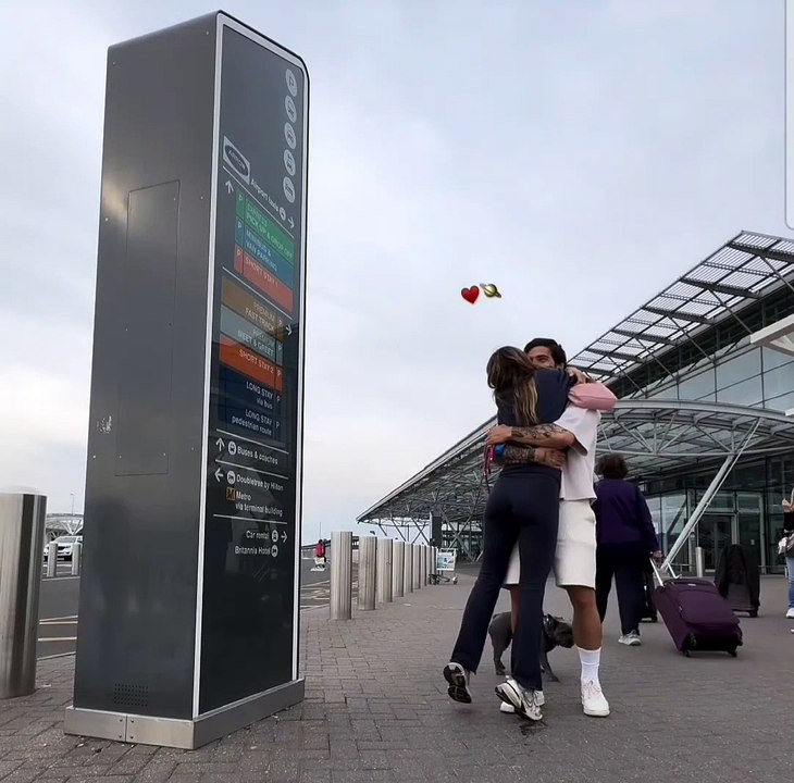 Sandro Tonali greets his wife-to-be, Juliette Pastore at Newcastle airport
