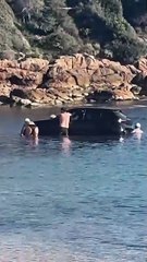 Leur voiture est emportée par la mer