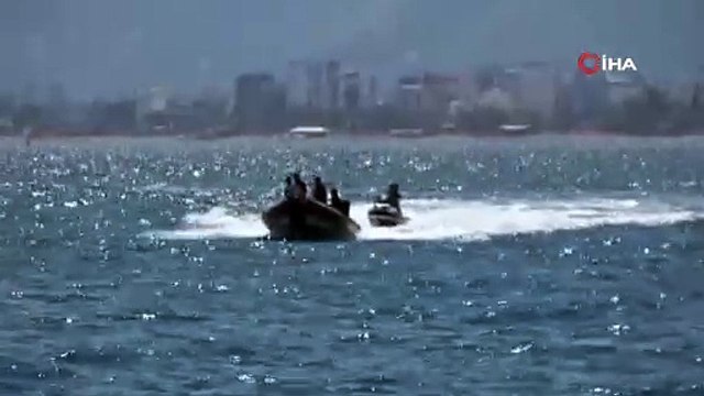 Arızalanan motorbotta mahsur kalan 3 kişiyi deniz polisi kurtardı
