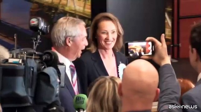 L'estrema destra di Farage strappa un seggio al Labour in Gran Bretagna