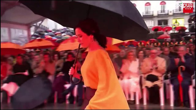 Isabel Díaz Ayuso sube al escenario entre coreos de 'Viva Ayuso' y 'presidenta'