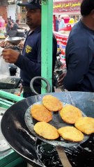 Mirpurkhas Post Office Ki Famous Kachori | Zaiqa rahe taza 30 din, Ya hai Mirpurkhas kachuri king 👑 | Nasli Vlogs