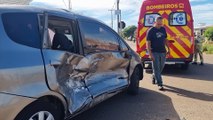 Van e Honda Fit se envolvem em forte colisão no Cascavel Velho