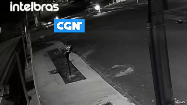 Criminosos derrubam mulher de moto e a agridem vítima durante tentativa de assalto; veja o vídeo