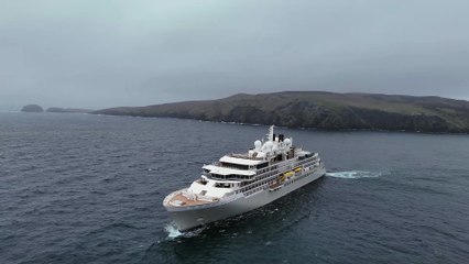 Silver Endeavour arrives into the Calf of Man (Credit: Callum Staley / CJS Photography)