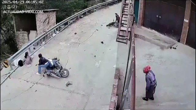 VIDEO ¡Impactante choque! Colisión entre motocicletas dejó cuatro heridos de gravedad