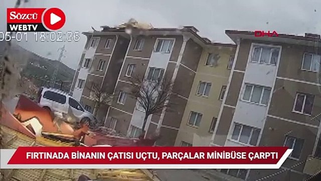 Bayburt'ta faciaya ramak kala: Uçan çatı yolcu indiren minibüse çarptı