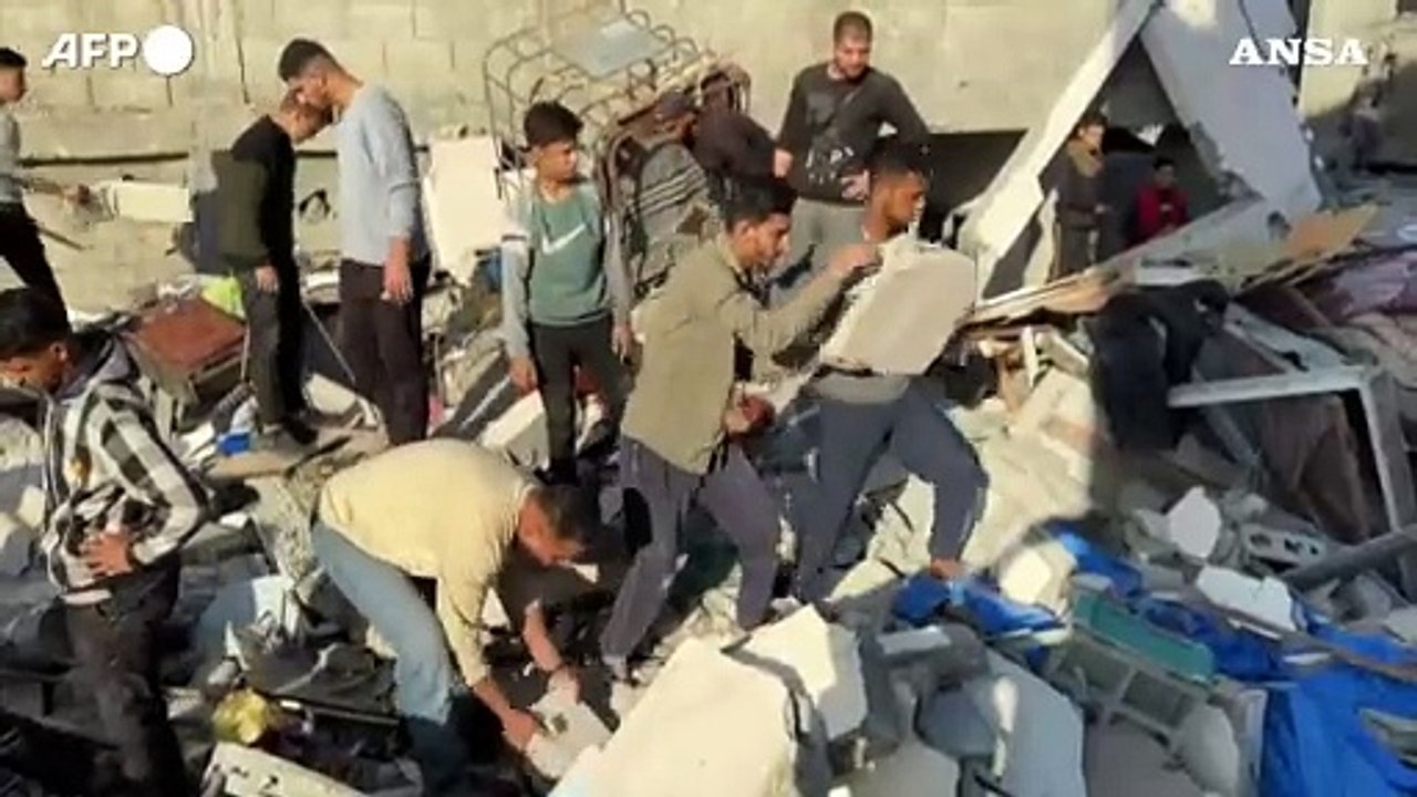 Gaza, si scava fra le macerie lasciate dall'ennesimo raid israeliano