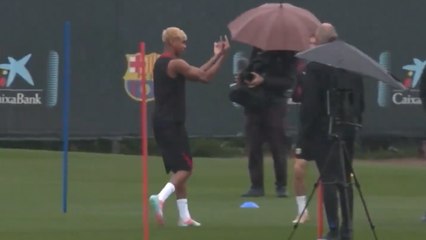 Pasillo de collejas a Lamine por sus 100 partidos... con peineta incluida