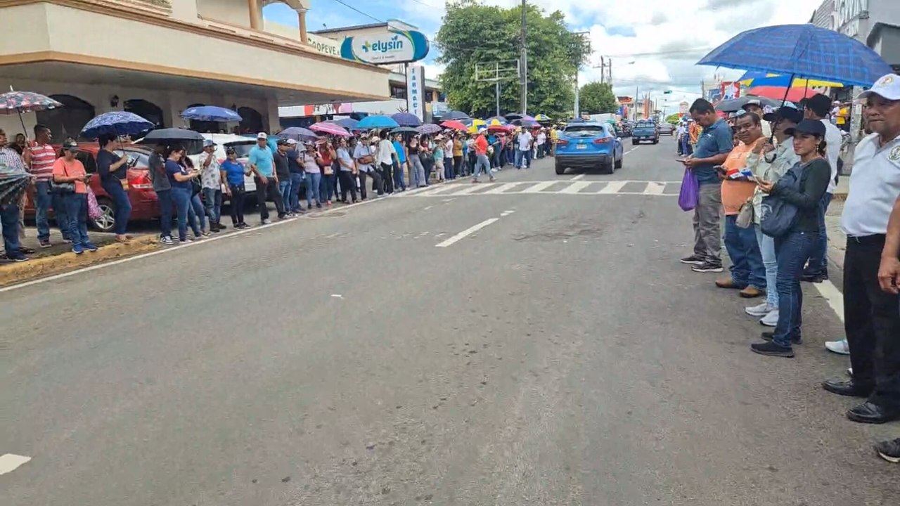 Docentes continúan con huelga y hacen cadena humana