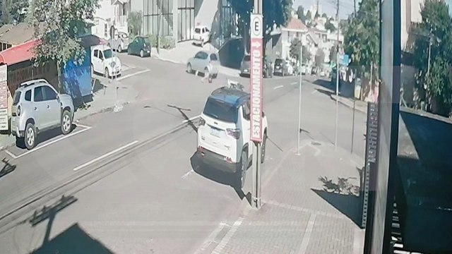 Câmera flagra Ford Ka furando preferencial e atingindo motociclista em cheio