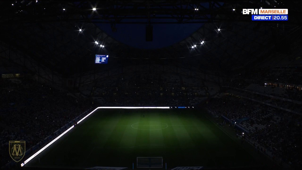 125 ans de l'OM: les lumières s'éteignent au Vélodrome pour l'entrée des joueurs