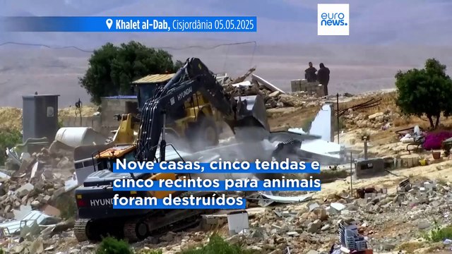 Bulldozers israelitas demoliram grande parte de uma aldeia beduína na Cisjordânia, desalojando dezenas de palestinianos