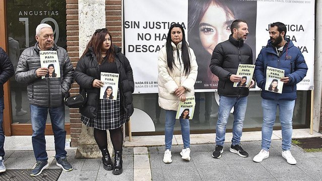 Familiares y amigos de Esther López se concentran a las puertas del juzgado