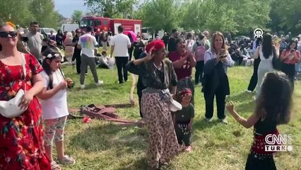 Bahar şenlikle geldi: Önce göbek, sonra dilek