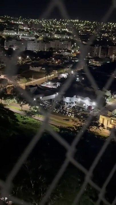 Desespero e medo na madrugada: moradora grava mulher pedindo socorro