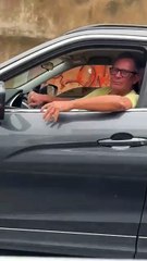 VÍDEO: Homem é flagrado abandonando cachorro em rua da Praia do Flamengo, em Salvador