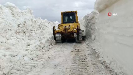 Hakkari'de çekilen fotoğraf! Kar 3 metreyi buldu