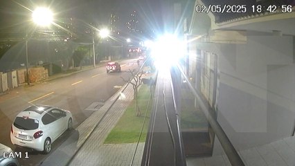 Acidente entre moto elétrica e Polo é flagrado por câmera; veja o vídeo