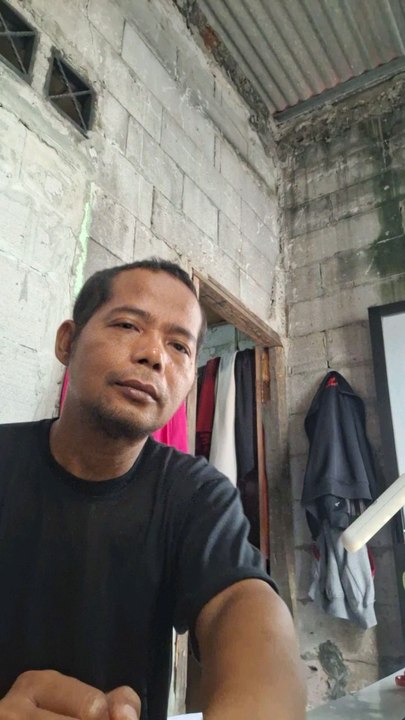 saat merokok di rumah sendirian