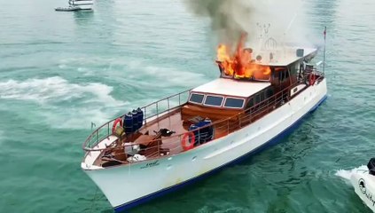 ไฟไหม้เรือยอร์ชสุดหรูกลางทะเล รุ่นคลาสสิก อายุเกือบ 100 ปี