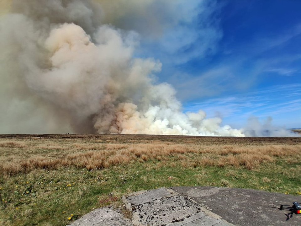 Peak District wildfire: Incredible footage of helicopters battling blaze