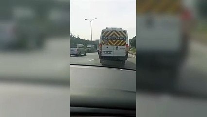 Bakan Yerlikaya, birbirlerinin önüne direksiyon kıran okul servisi sürücülerinin yakalandığını duyurdu