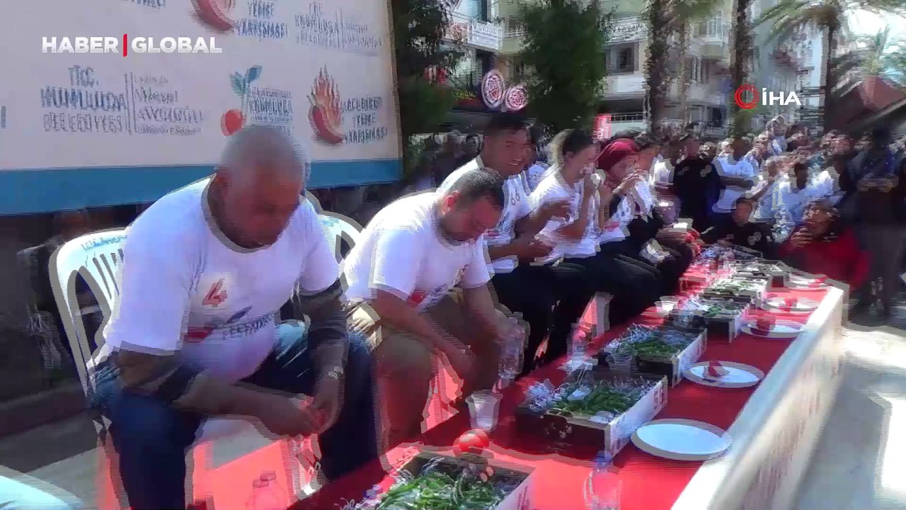 Acı biber yarışında 3 dakikada 398 gram acı biber yedi