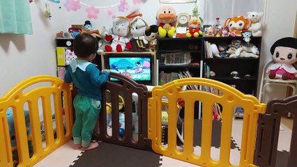 アニメアンパンマンのバイキンマンとアンパンマンの対決に全集中する2歳児男の子（発達障がい（知的障害）-自閉性スペクトラム症）