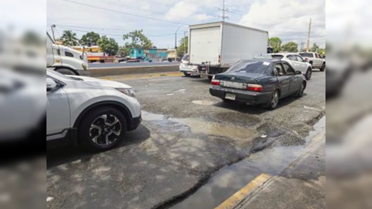 Colapso de cloaca frente al Darío Contreras causa problemas