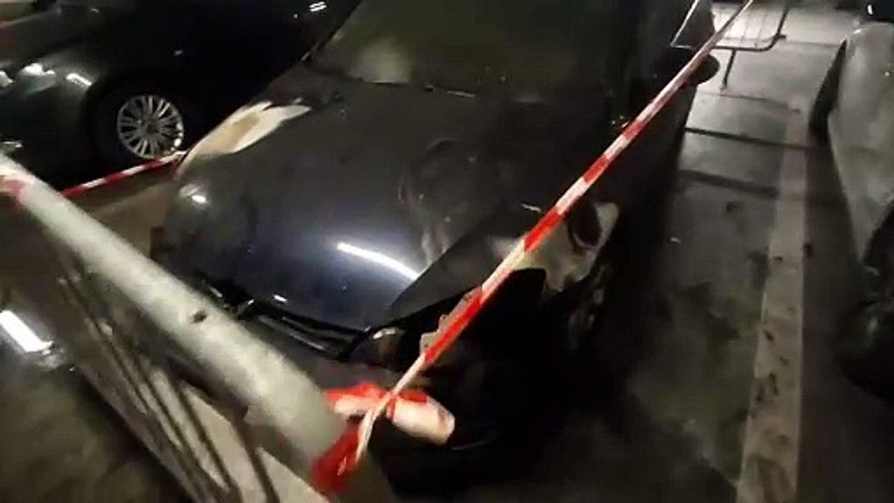Paura nel cuore di Sassari, auto in fiamme nel parcheggio sotto il mercato Civico: un intossicato