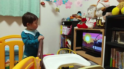 アニメそれいけアンパンマンのおやこどんちゃん(M・A・O)の作った親子丼が美味しそうでよだれを垂らしながら見る2歳児男の子（発達障がい（知的障害）-自閉性スペクトラム症）