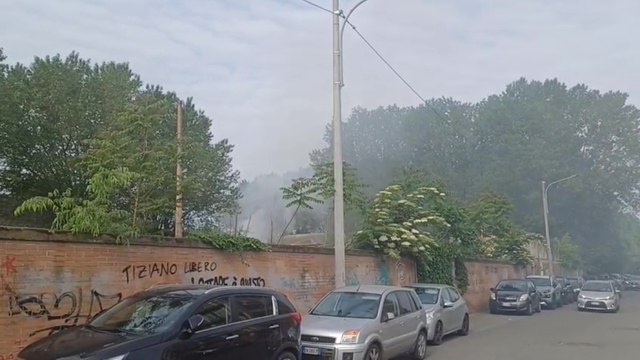 Bologna, il video delle Aldini Valeriani evacuate per il fumo dell'incendio: «Aria irrespirabile»