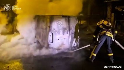 Ucraina, pompieri al lavoro dopo attacco di droni russi a Kharkiv