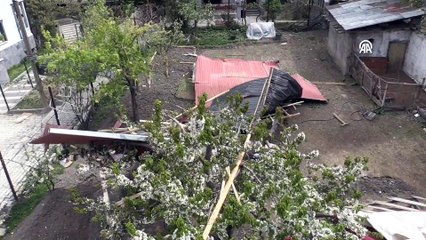 Van'da şiddetli rüzgar çatılara zarar verdi