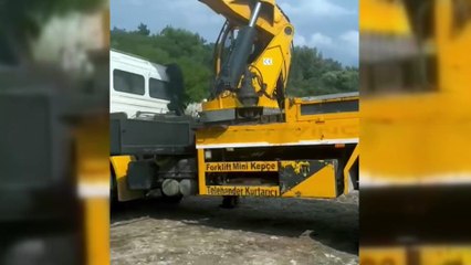 Bodrum'da terkedilmiş sahipsiz tekneler vinçlerle kaldırıldı
