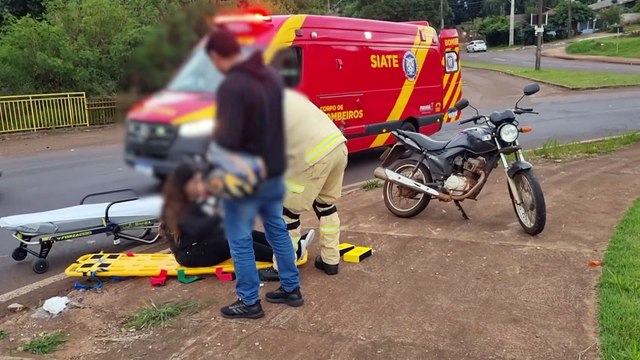 Motociclista é socorrida após sofrer queda na rotatória do viaduto da Olindo Periolo