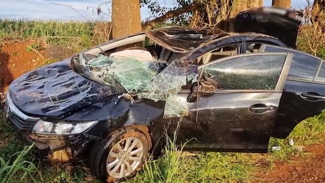 Capotamento violento deixa Honda Civic completamente destruído na BR-467, em Cascavel