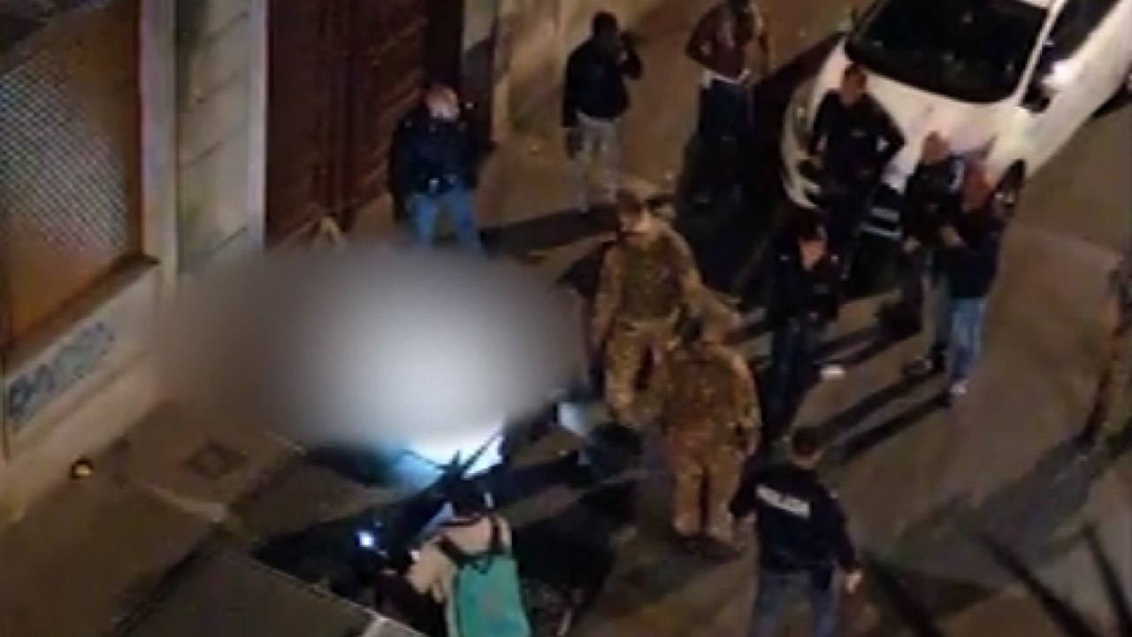 Omicidio a Torino, due uomini a terra e l'intervento della polizia