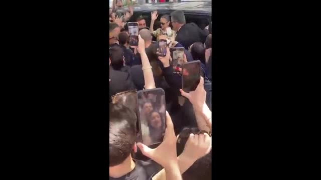 Elodie a Napoli per presentare l'ultimo album e festeggiare il compleanno