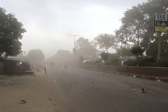 VIDEO: अलवर में बदला मौसम का मिजाज, धूल भरी आंधी के बाद हुई बारिश से राहत