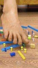 Farce hilarante avec un faux pied ! 🦶😂 #farce #comédie #shorts #drôle