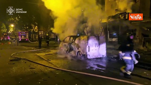 Attacco russo a Kharkiv, edifici distrutti e 40 morti, le immagini dei soccorsi