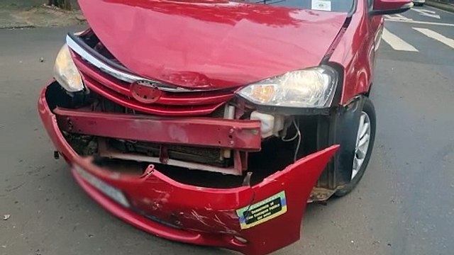 Etios e BMW colidem no bairro Coqueiral em Cascavel
