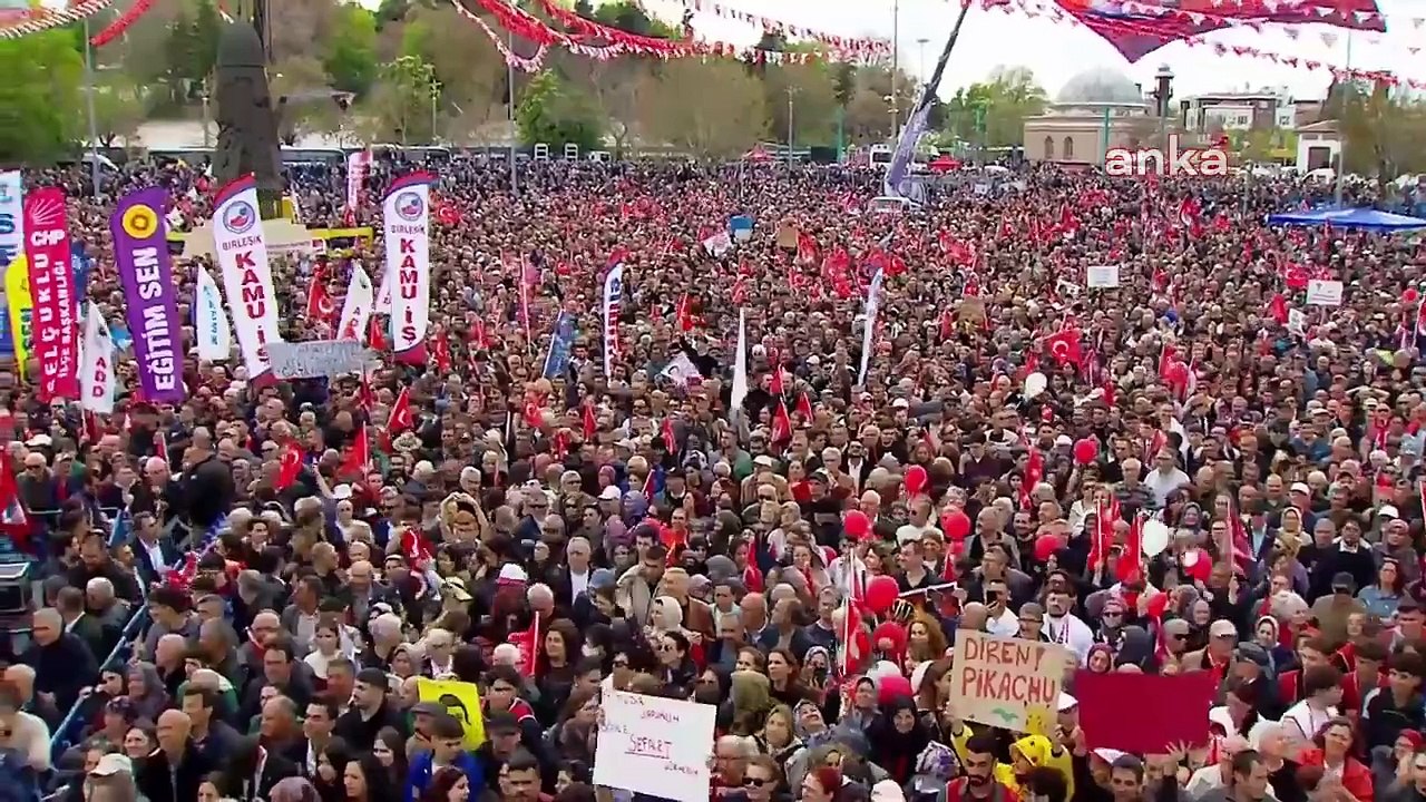 "Ceketi çıkar kolları sıva" sloganına yanıt veren Özgür Özel:    "Benim işim ceketi çıkarıp kolları sıvayacak olanı içeriden çıkarmak"