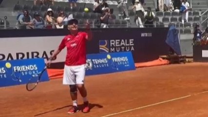 Bonolis gioca in coppia con Cobolli, ma il servizio è un disastro