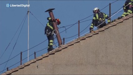 Colocan la chimenea del Vaticano que anunciará la elección de un nuevo Papa