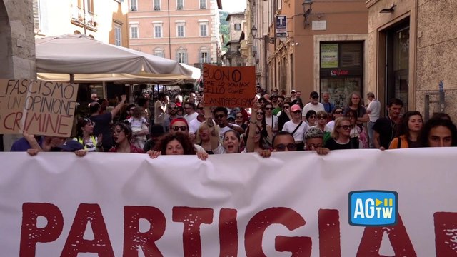 Ascoli Piceno, mille in corteo per la fornaia identificata: «L’Italia è una repubblica antifascista»